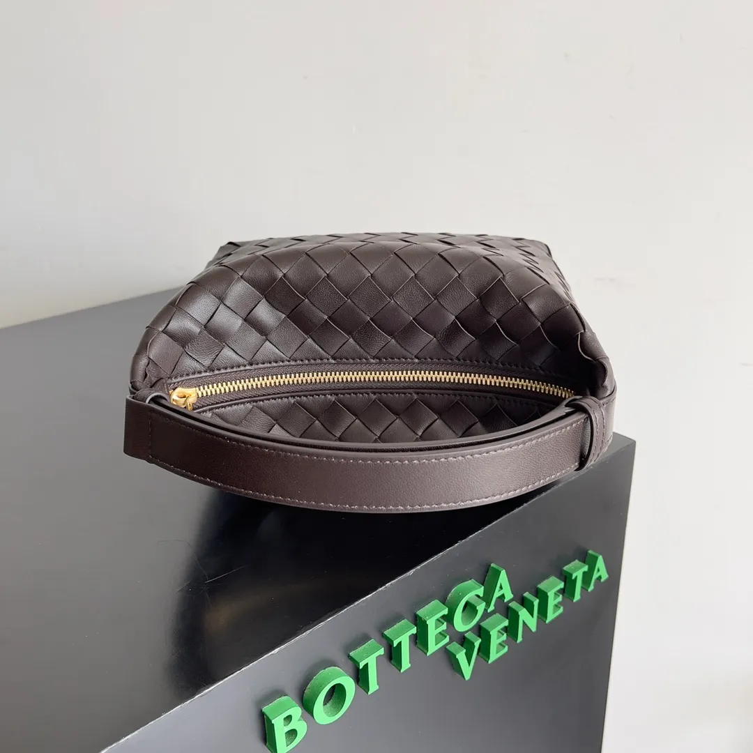 Batch 1360 It is predicted that BV Bottega’s lunch bag will be popular again this year. The entire bag is made of top nappa lambskin, which is very soft and lightweight. It also uses the intrecciato weaving process that the two founders spent several months developing from the beginning of the brand. It is completely hand-woven by Italian craftsmen. It perfectly reflects the craftsmanship of Bottega. The entire bag shape is also a very practical and popular lunch box bag type. The slightly curved arc of the bag mouth can also better fit our wrists. Style number: 754443 Size: 22*13*9